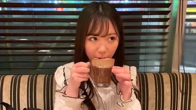 她是大学里属于同一个俱乐部的朋友。而且她是俱乐部里最有魅力的女孩。这是一个日本的性感氛围。