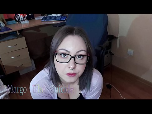❤️ 性感的眼镜女孩在镜头前深深地吸吮假阳具 ❤ Russian porn